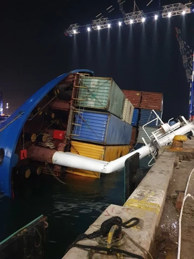 Panic at Ambarlı Port: Container Ship Capsizes Panic at Ambarlı Port: Container Ship Capsizes